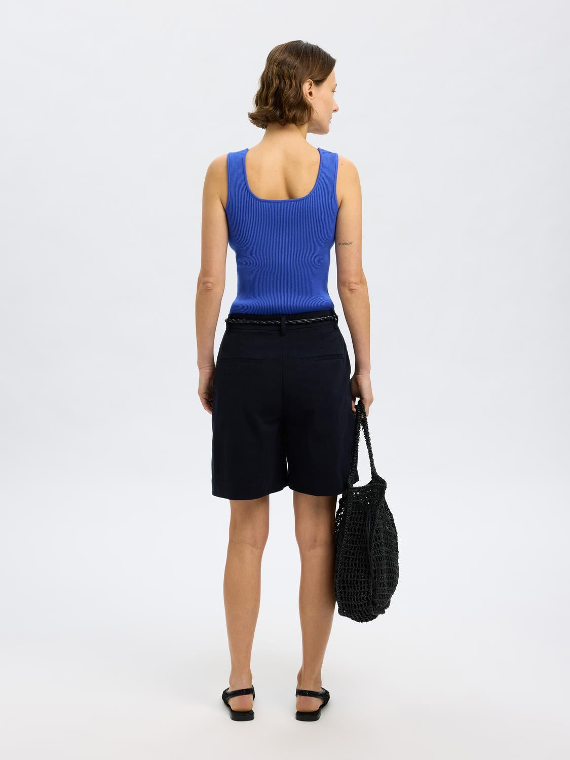 model_shot-back